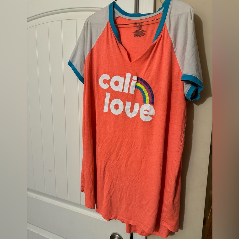 No Boundaries Cali Love Women T-shirt. Size XL